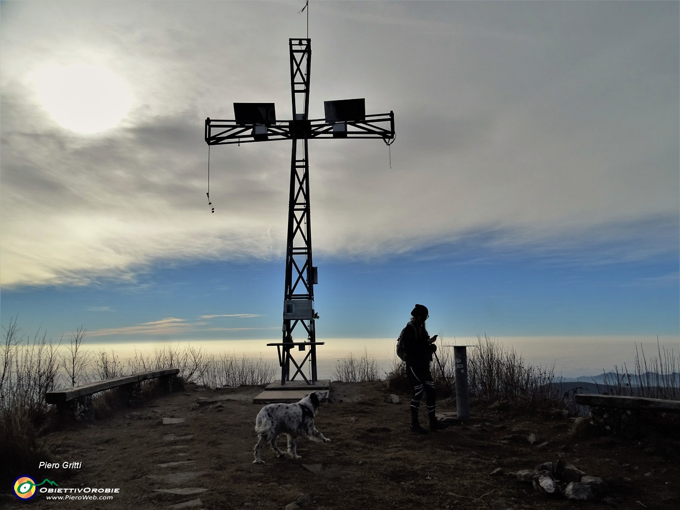 41 Al crocione anticima sud del Podona (1183 m) in controluce.JPG